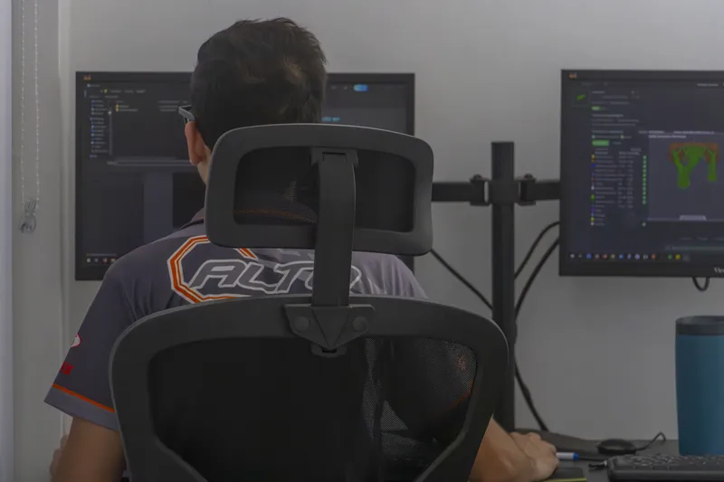 Diseñador ALTO 3D trabajando en modelos digitales con doble monitor